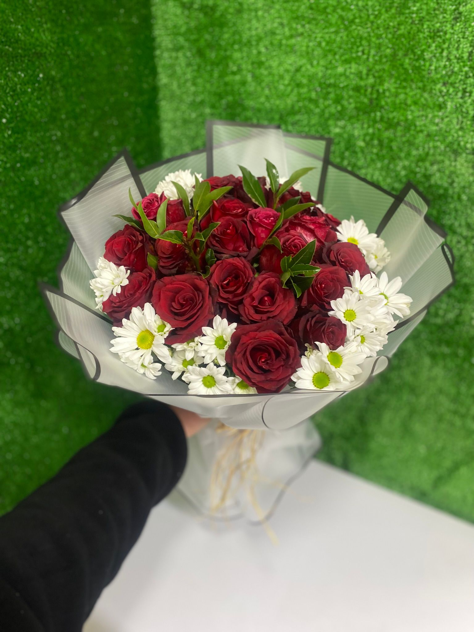 Kırmızı Gül & Papatya Buketi – Aşkın En Zarif Hali